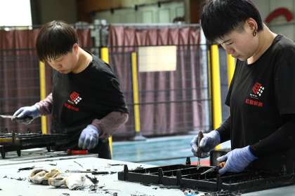 Comparative Analysis of Bolt-Fixed and Pin-Sleeve Rubber Screen Panels Installation