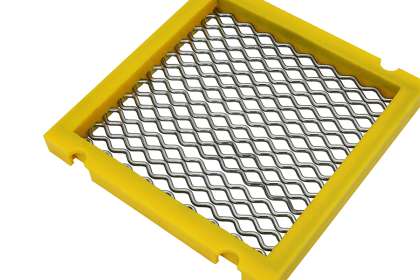 Effect of Screening Machine Amplitude on the Anti-Clogging Performance of Self-Cleaning Screens