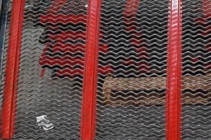Anti-blinding design of self-cleaning screens for screening high-dust limestone materials