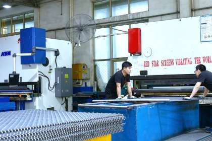 Wear-Resistance Property of Woven Wire Screens for Crushed Stone Separation