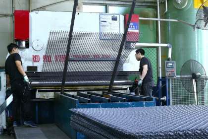Anti-Clogging Performance of Woven Wire Mesh for Wet Coal Processing