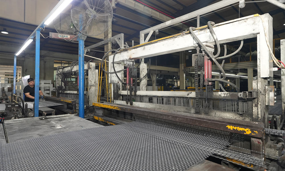 Flat-Top Woven Screen Multi-Deck Layout Design and Installation Tips